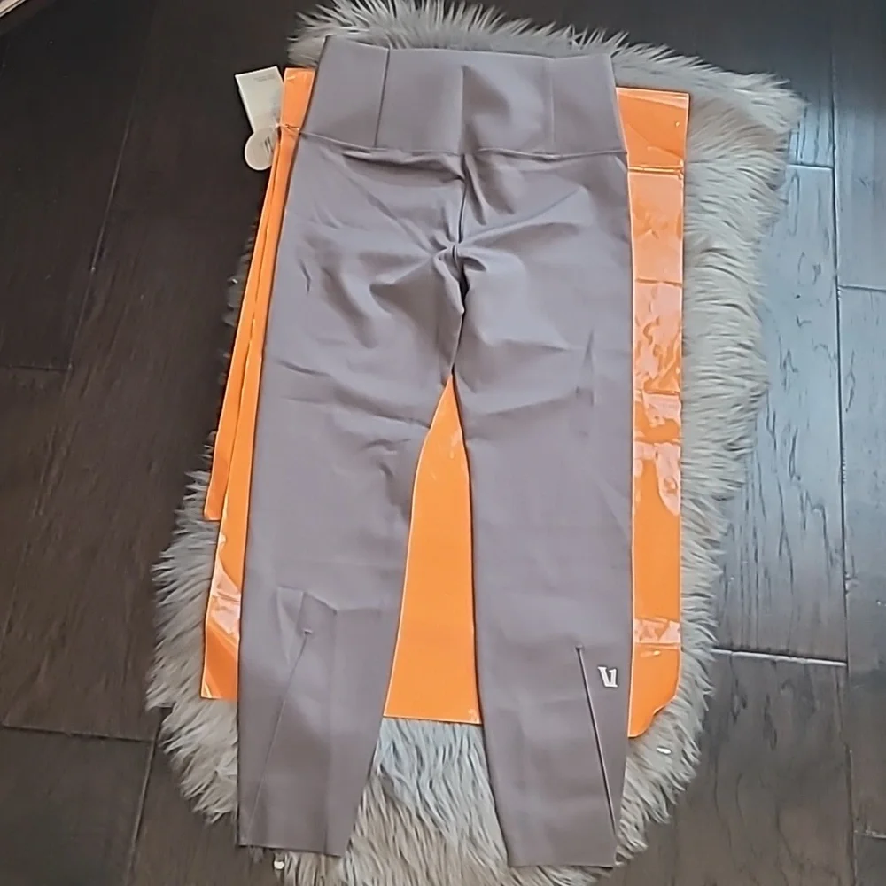 Nwt! Vuori evolve legging in smoke - Picture 6 of 7